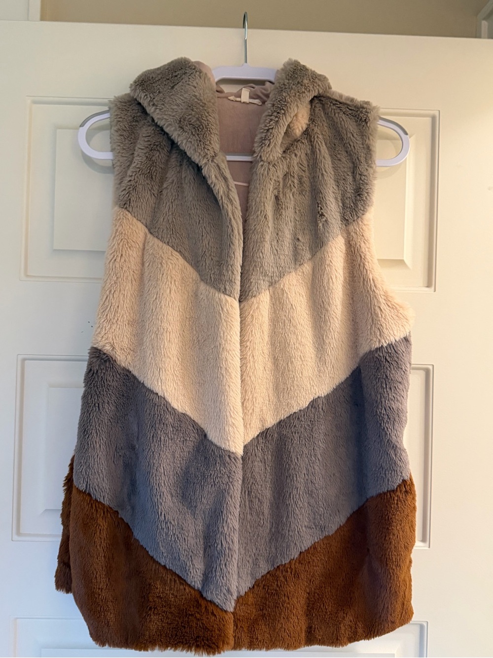 Mystree Hooded Faux Fur Colorblock Vest in Taupe, Cream, Gray, Brown